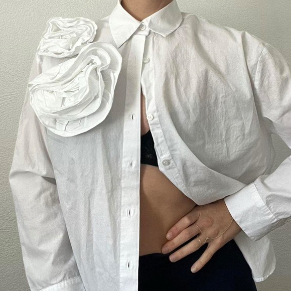 ANTONIO MELANI Tops - Antonio Melani Womens White Rose Flower Appliqué Button Down Shirt Size Med‎